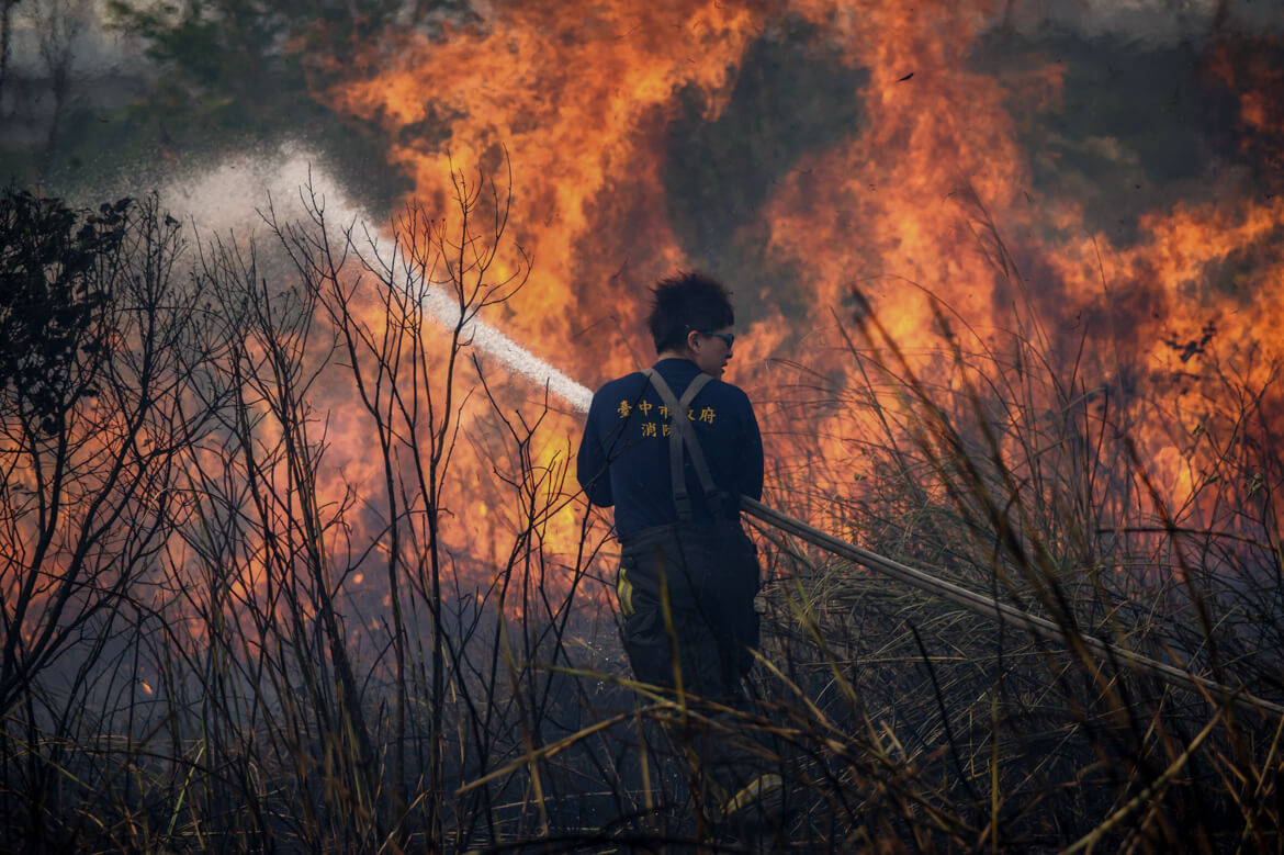 紀實攝影：打火弟兄們與火燒山
