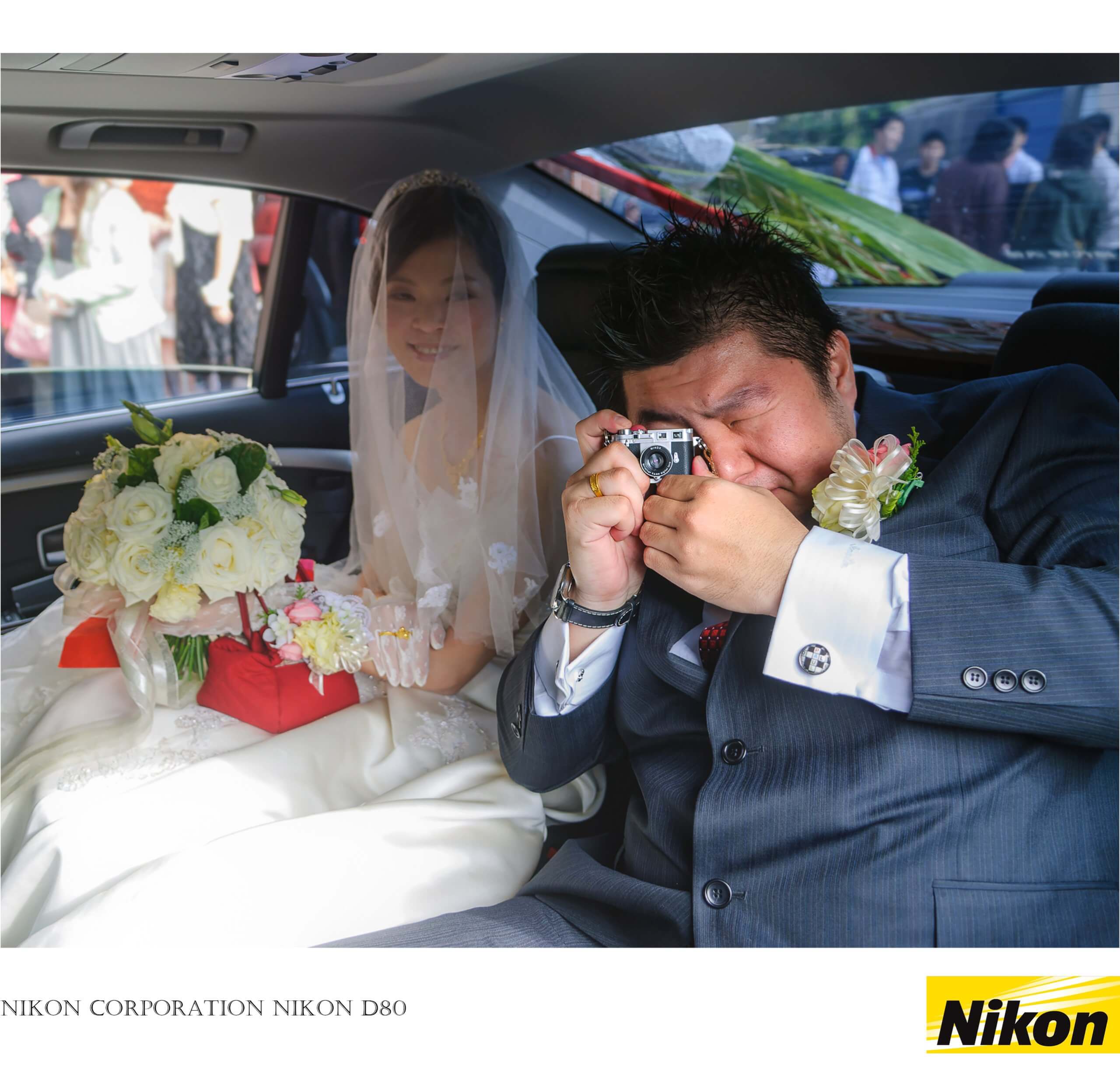 2007年，婚禮上新郎拿著超小型相機反拍，圖片經過2024最新版的LR解譯與降噪。