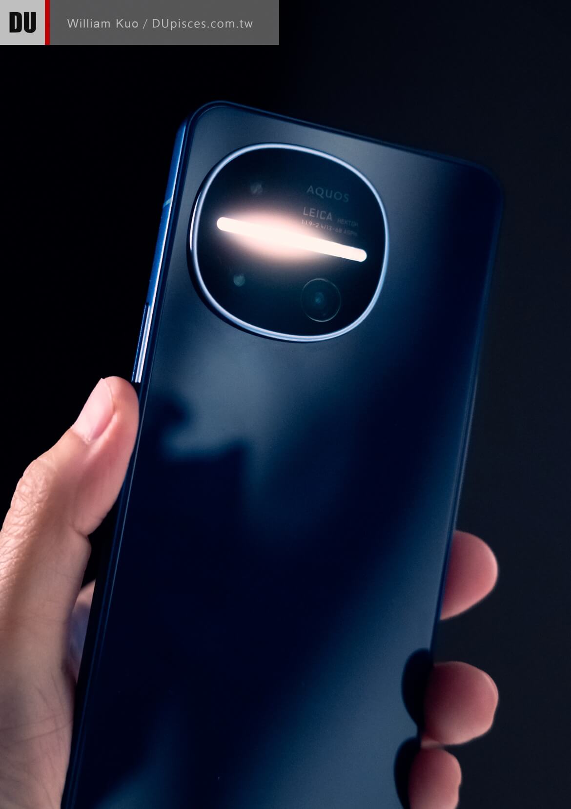 手持AQUOS R11極度沉穩的質感