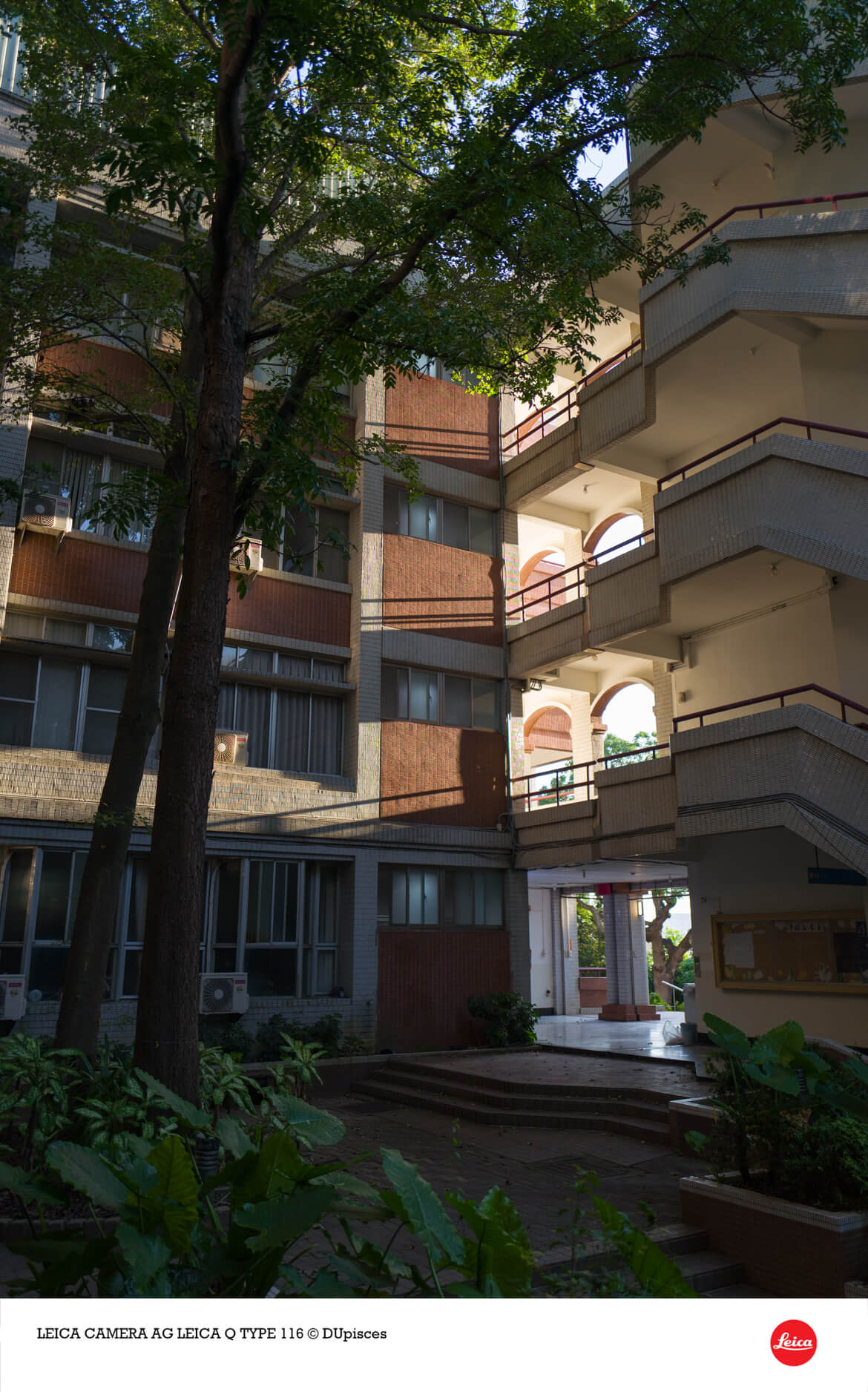 Leica Q 實拍靜宜大學校園建築，與 SHARP AQUOS R11 成像對照